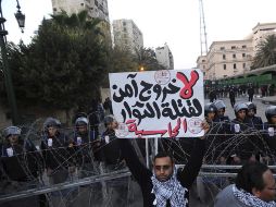 Manifestatnes egipcios protestan frente a efectivos de la policía durante una protesta convocada frente al ministerio del Interior. EFE  /