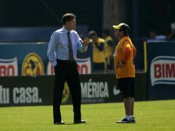 Ricardo Pelaez, presidente deportivo del América charla con el técnico Miguel Herrera durante la práctica de las Águilas. MEXSPORT  /