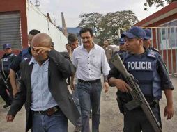 Miguel Ángel Yunes Márquez es resguardado luego del ataque. EL UNIVERSAL  /