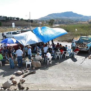 Pobladores bloquean entrada a vertederos de basura