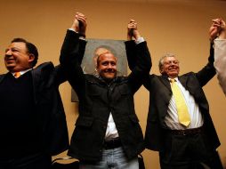 Luis Walton, Enrique Alfaro y Manuel Camacho festejan hoy luego del anuncio.  /