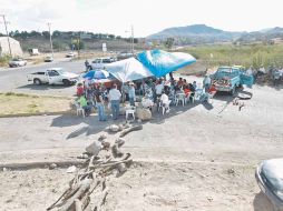 Los manifestantes impidieron el paso a los camiones recolectores; colocaron vehículos, troncos y un improvisado toldo.  /