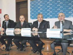 Luis Gerardo González, Héctor Eduardo Gómez, Aurelio López Rocha y César Coll, durante la rueda de prensa.  /