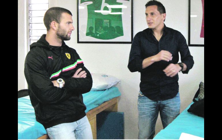 Christian Giménez (d) dialoga con Emanuel Villa, al finalizar el entrenamiento de Cruz Azul. MEXSPORT  /