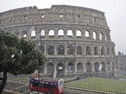 Un autobús turístico pasa delante del Coliseo de Roma . EFE  /