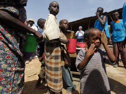Un niño llorando mientras espera con otros la distribución de comida en un centro del distrito de Hodan en Mogadiscio. EFE  /