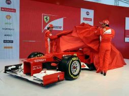 Felipe Massa y Fernando Alonso descubriendo la antiestética nariz del F2012. REUTERS  /