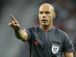 Howard Webb es uno de los 12 árbitros que estarán en la UEFA EURO 2012. AP  /