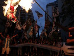Manifestantes queman una bandera británica frente a la embajada británica en Buenos Aires. REUTERS  /