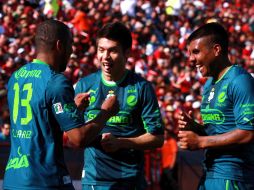 Christian Suárez (izq.) Oribe Peralta (centro) y Daniel Luduena (der.) celebran un gol, durante la semana 4 del Clausura 2012. MEXSPORT  /