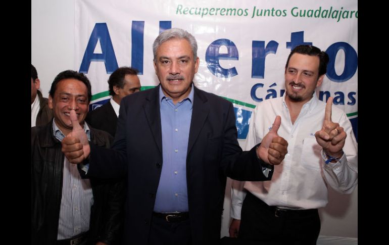 (De der a izq) Martín Hernández, Alberto Cárdenas y coordinador de precampaña de Petersen, Juan Pablo de la Torre.  /