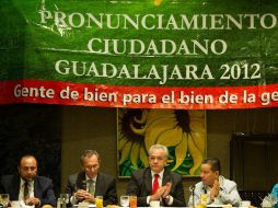 Durante el evento, ''Pronunciamiento ciudadano Guadalajara 2012, encabezado por Leobardo Alcalá (C) en el Club de Industriales.  /