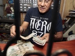 El peso mexicano tuvo un notable avance en su tipo de cambio. ARCHIVO  /