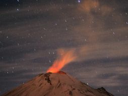 En las últimas horas, el volcán Popocatépetl ha registrado explosiones leves que permiten obervar imagenes como esta. EFE  /