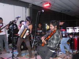 El grupo utiliza ritmos característicos como: cumbia, polca, merengue, ska, country, son, entre otros. ESPECIAL  /