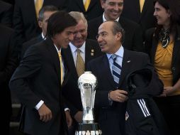 Lucas Lobos, capitán de Tigres, dio camiseta y chamarra del campeón al presidente Felipe Calderón. MEXSPORT  /