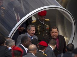 Raúl Castro (I) arriba al Aéropuerto Internacional de Venezuela en La Guaira.AP  /