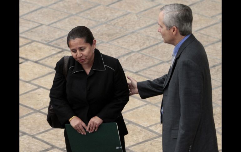 María del Pilar Hurtado (I) habla con el viceministro de Relaciones Exteriores de Panamá Alvaro Aleman (D) hace una año. AFP  /