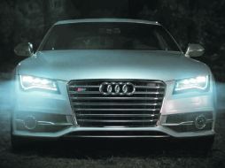 Audi muestra a unos vampiros como las luces diurnas del A8, realmente hacen el día. CORTESÍA: AUDI  /