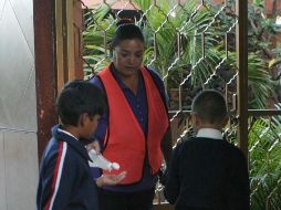 La aplicación de gel antibacterial al ingresar al plantel escolar es una de las medidas de los filtros. ARCHIVO  /