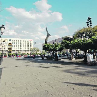 Y la serpiente sigue ahí