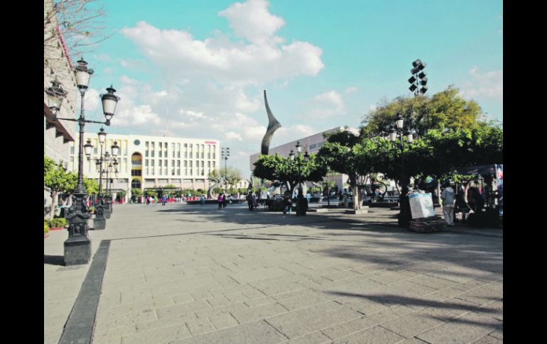 Aunque muchos transitan diariamente por la Plaza Tapatía, la enorme plancha de concreto no ha logrado conquistar a todos sus usuarios.  /