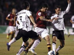 Sambueza trata de quitarse la marca de Ayala y Erpen. MEXSPORT  /