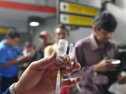 Un enfermero prepara hoy una vacuna contra la influenza en un puesto de vacunación en una estación del metro en Ciudad de México. EFE  /