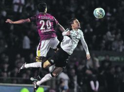 Elgabry Rangel, de Estudiantes Tecos, pelea el balón con Lucas Ayala, de Atlas, durante el partido de anoche en el Tres de Marzo.  /