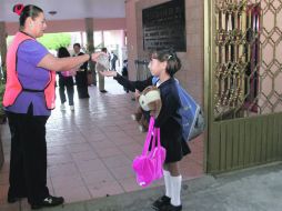 A partir del martes, las escuelas deben identificar a los alumnos enfermos, con la intención de evitar contagios.  /