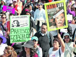 Aspecto de la protesta; las cartulinas en contra de Elba Esther Gordillo predominaron. EL UNIVERSAL  /