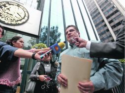 José Alberto Rivas, apoderado legal del tricolor, al salir de la PGR después de presentar la denuncia. EL UNIVERSAL  /