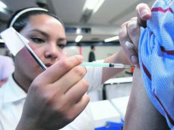 Una enfermera aplica un antiviral. Las autoridades de Salud llaman a la población a no automedicarse. EL UNIVERSAL  /