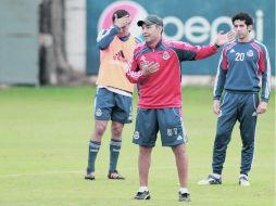 Nacho Ambriz da indicaciones a sus pupilos durante el entrenamiento en Verde Valle.  /