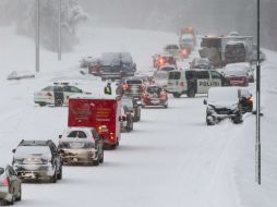 Vehículos atascados en la nieve en la autopista entre Helsinki y Lahti, Finlandia. EFE  /