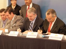 Firma del convenio de creación del Instituto Metropolitano de Planeación con alcaldes de ZMG y el gobernador, Emilio González. ARCHIVO  /