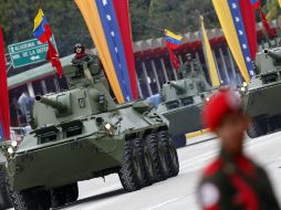 Militares venezolanos participan en el desfile militar por el 20 aniversario del intento de golpe de Estado. EFE  /