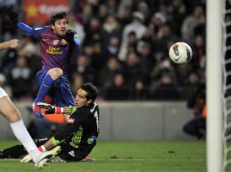 Messi anota uno de los dos goles del Barcelona en el partido. AFP  /