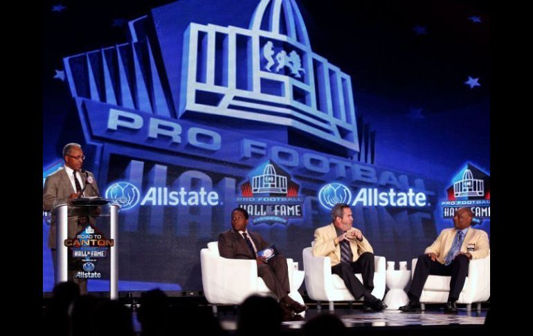 Los integrantes del Salón de la Fama (de der. a izq.) Warren Moon, Dan Fouts y el conductor del canal de la NFL, Fran Charles. REUTERS  /