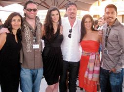 El director,  Everardo Gout (segundo izq-der) con el elenco de la cinta durante el Festival de Cannes 2011. ARCHIVO  /