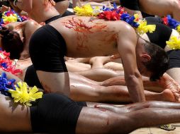 Durante cerca de dos horas, los antitaurinos soportaron un intenso sol, emulando las posturas de las reses al morir. EFE  /