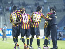 Jugadores de la UdeG festejan con el técnico Alfonso Sosa, que tiene al equipo en lo alto de la tabla. MEXSPORT  /