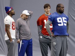 Los jugadores (de izq. a der.) Nicks, entrenador Mike Sullivan, Manning y Bernard durante la práctica de hoy previa al Super Bowl. AP  /