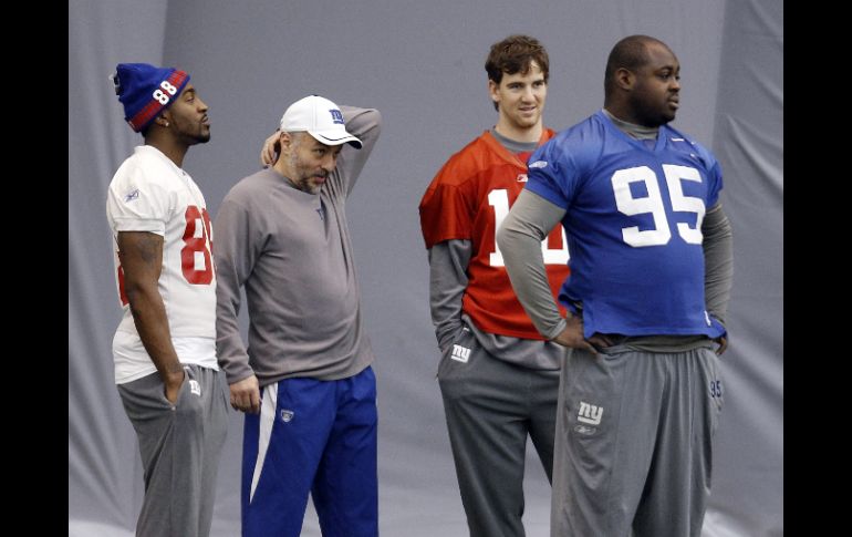 Los jugadores (de izq. a der.) Nicks, entrenador Mike Sullivan, Manning y Bernard durante la práctica de hoy previa al Super Bowl. AP  /