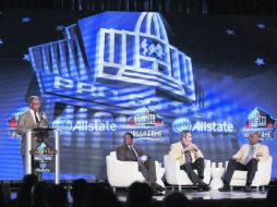 El presidente del Salón de la Fama, Stephen Perry (i), anunció a la clase 2012, la cual será inducida a principios de agosto. REUTERS  /