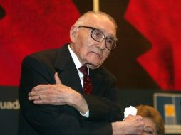 Gabnriel Vargas, el creador de La Familia Burrón, durante un homenaje en la FIL, el año 2005. ARCHIVO  /