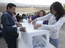 Establecieron cuatro mesas de elección en el lugar.  /