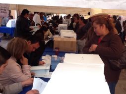 Algunos de los afiliados al PAN que acuden a votar  no están registrados en la sección que se les asignó.  /