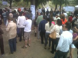 El personal que apoya en la organización de ve ampliamente superado por la no poca cifra de votantes.  /