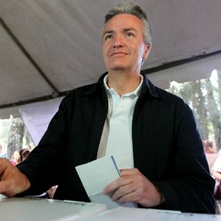 Alfonso Petersen vota en el parque La Calma